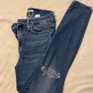 GOOD AMERICAN good legs distressed jeans